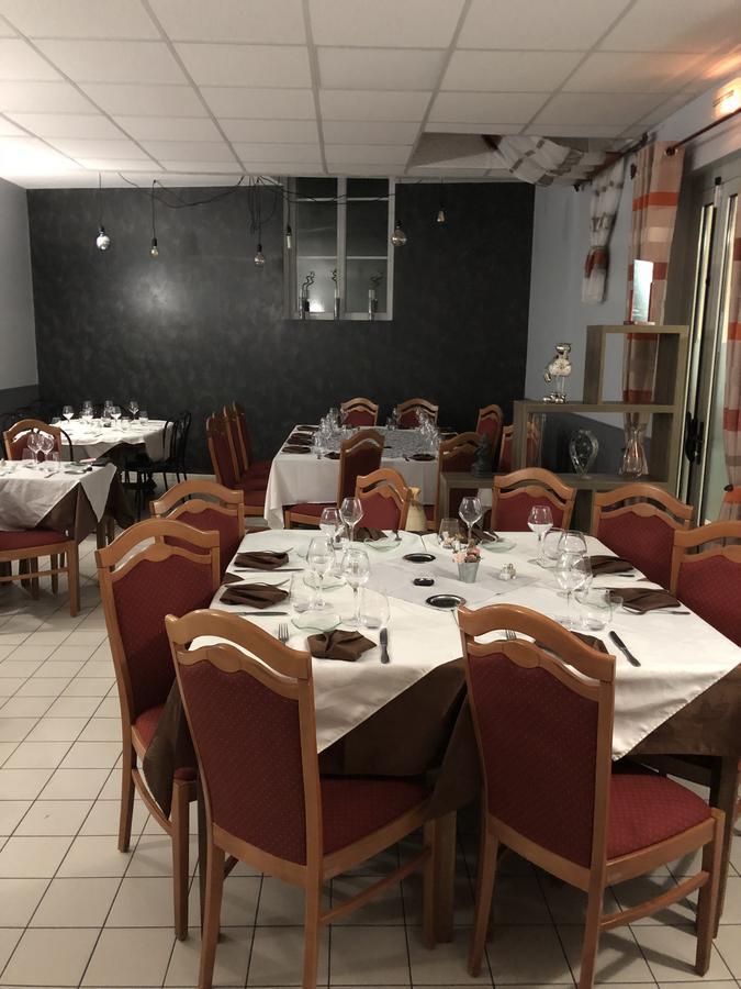 Auberge Du Cheval Blanc 博蒙皮耶-德伯夫 外观 照片
